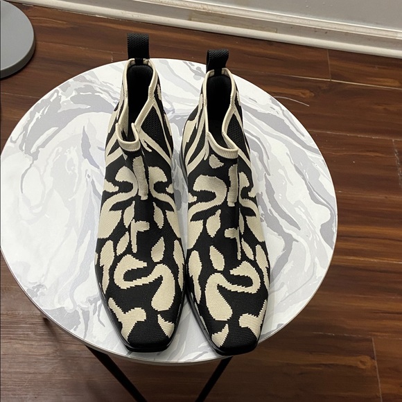Vivaia Ecru Tiger Chelsea Boots. Excellent condition. women’s size 8. - Picture 3 of 7